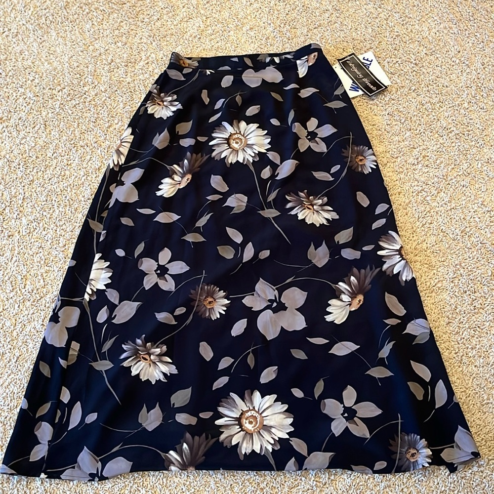 NWT Ladies 100%polyester long flowing skirt! Machine washable, Sz.12, Beautiful